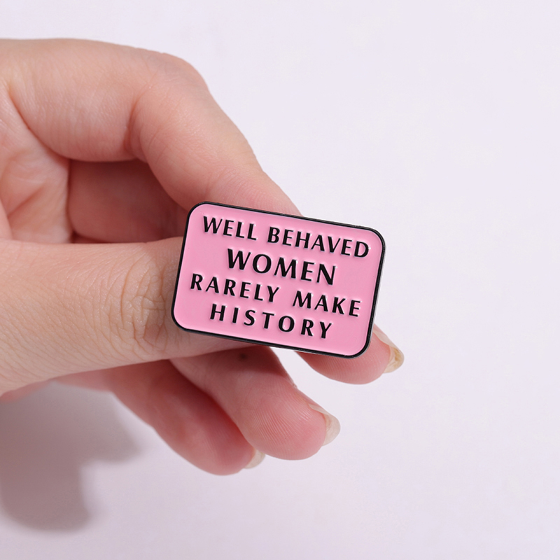 Broche en émail avec citation  - Jewelry Making History avis et prix
